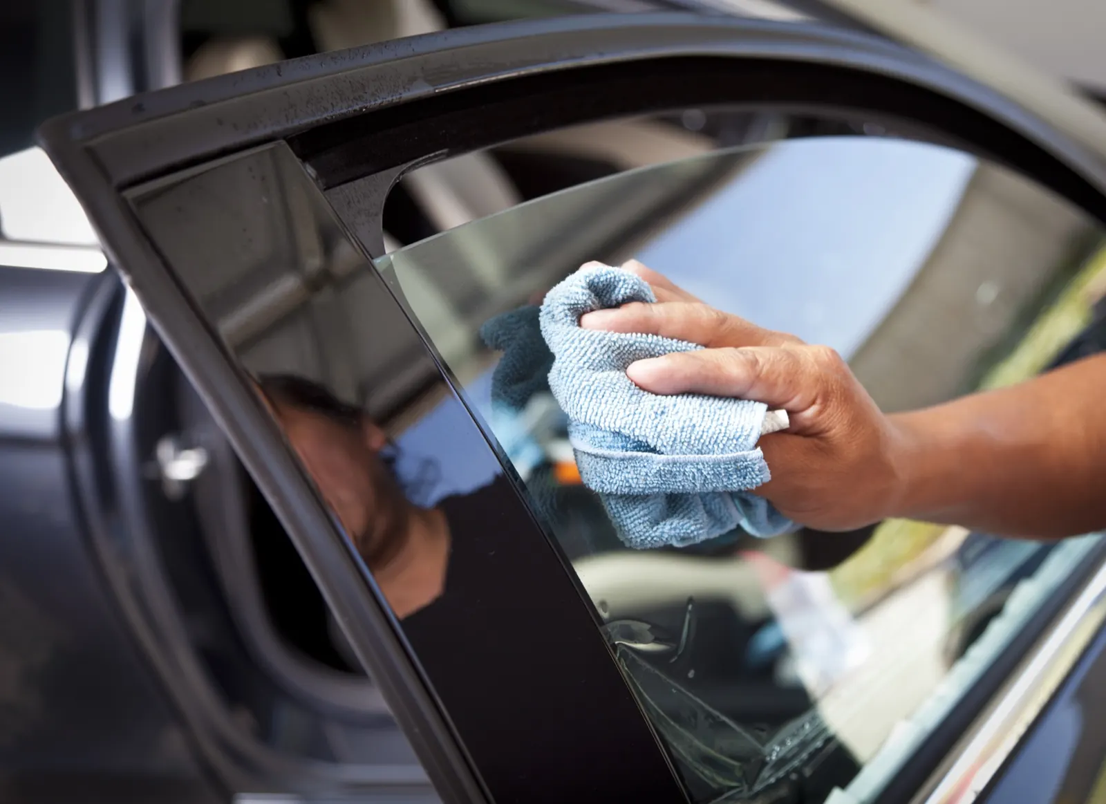 Innenraumreinigung eines Autos mit Mikrofasertuch