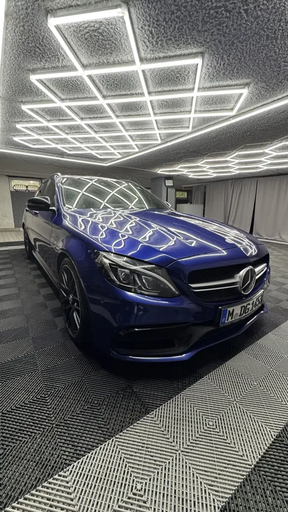 Mercedes-AMG C 63 S nach der Aufbereitung in der LEVITÓ-Halle