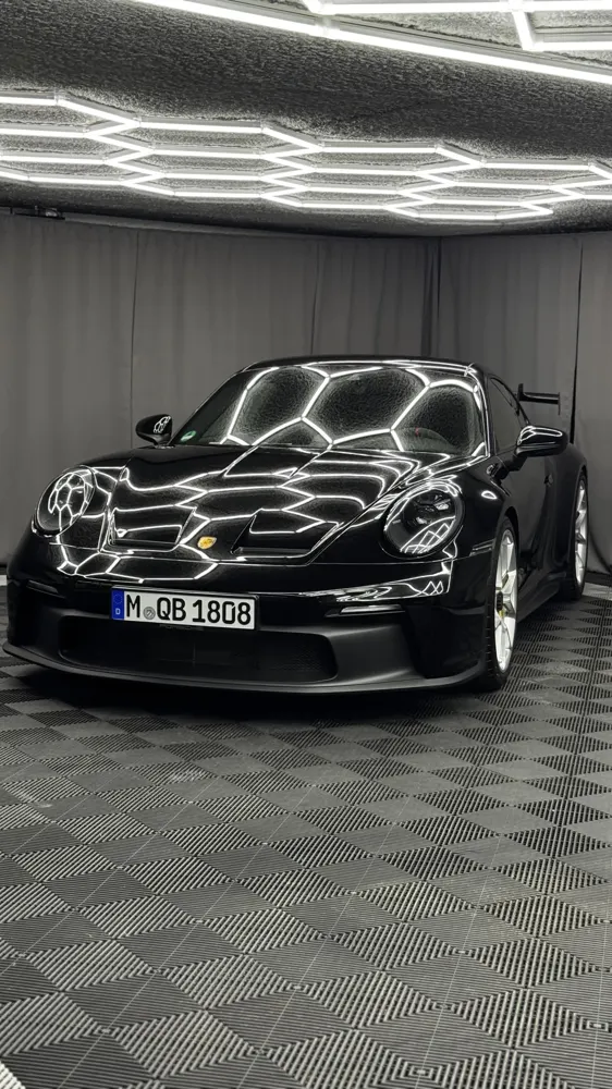 Schwarzer Porsche 911 GT3 nach der Aufbereitung bei LEVITÓ
